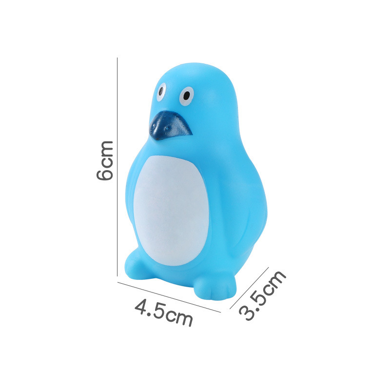 ホウロウのつまみのかわいい動物のアヒルの子供は風呂に入って水遊びをします。|undefined