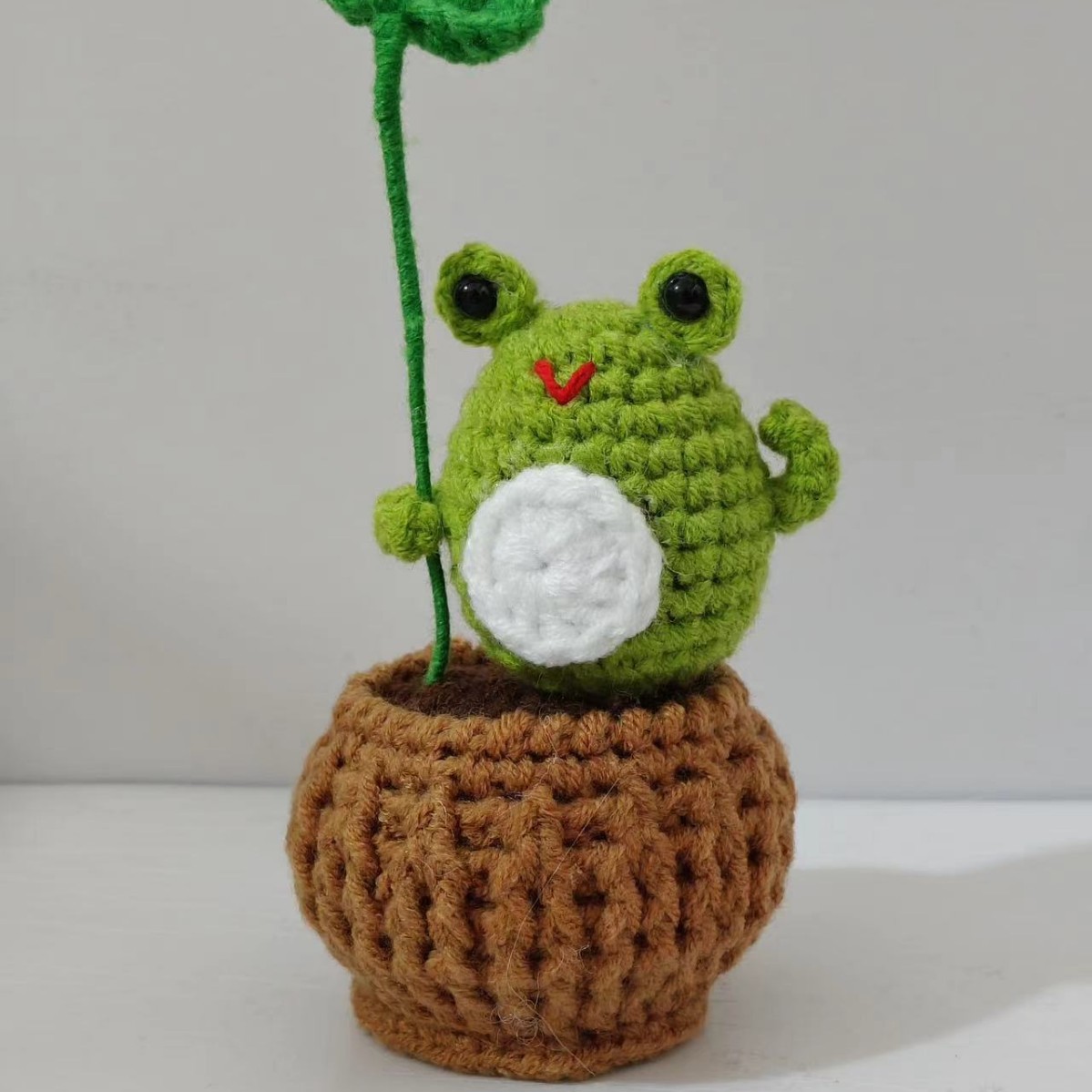 国境を越えてアマゾンの毛糸を販売している手作りのニット鉤織動物ペンギンは積極的に面白い減圧人形が座っている