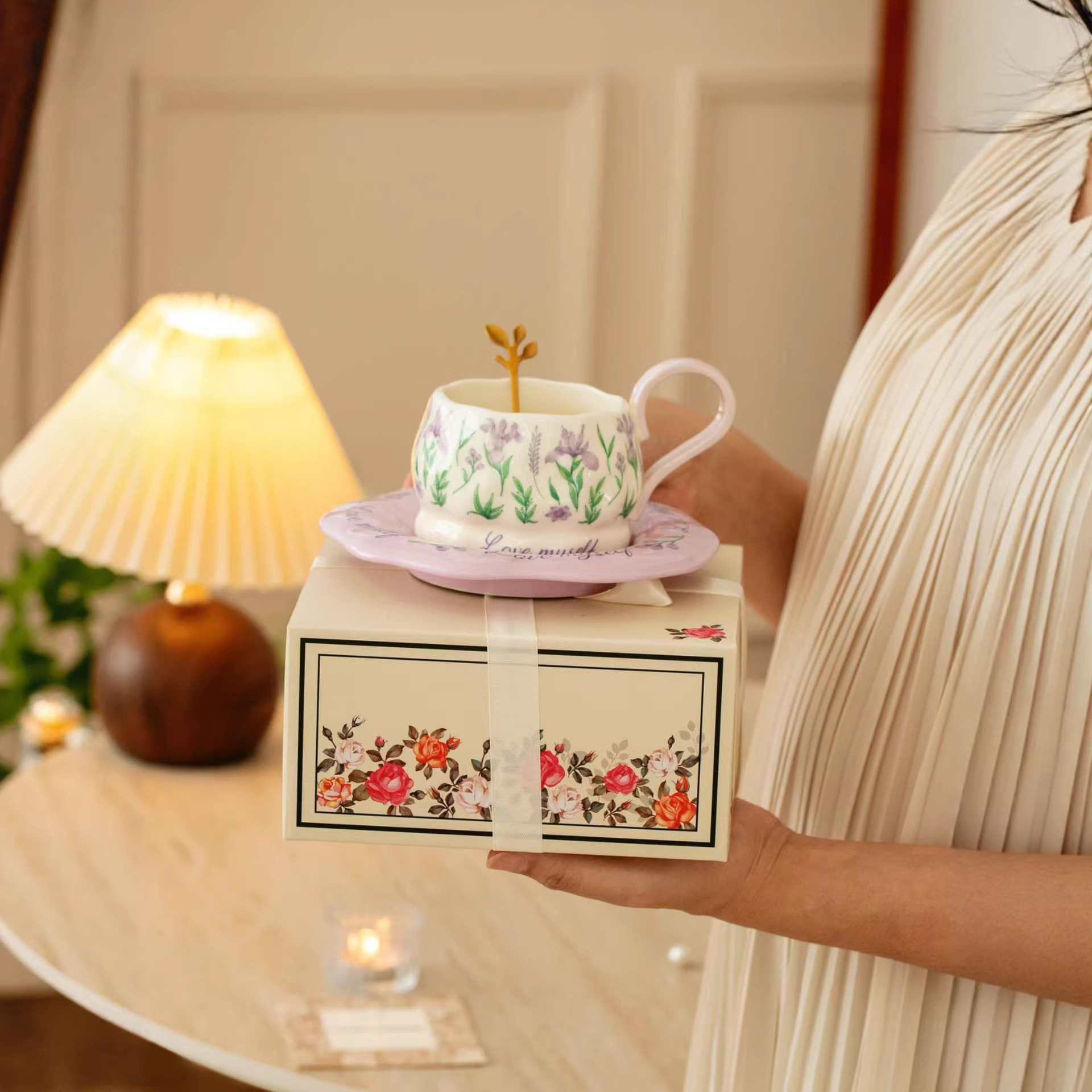 Creativo lirio campanas de flor de cerámica taza de plato combinación de té de la tarde taza de café de alta cara para chicas taza de regalo de agua