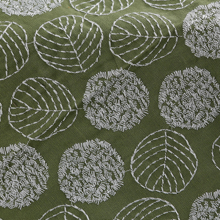 メーカーはラミー麻綿の刺繍布を供給しています。