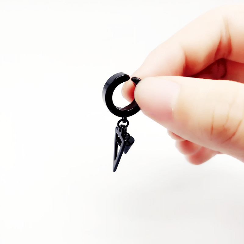 Directo de fábrica corto triángulo puntiagudo cono oído clip personalidad sin oreja hebilla solo moda hombres calle Corea del Sur pendientes