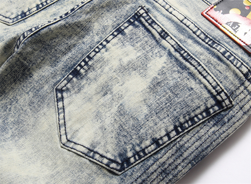 Spodnie jeansowe męskie z elastycznymi, perforowanymi, nadrukowanymi, patchworkowymi wstawkami, dopasowane do sylwetki_voghion.com