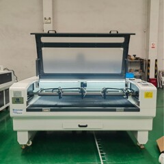 ぬいぐるみ布4ヘッドレーザー切断機小型生地レーザー切断機レーザー彫刻機
