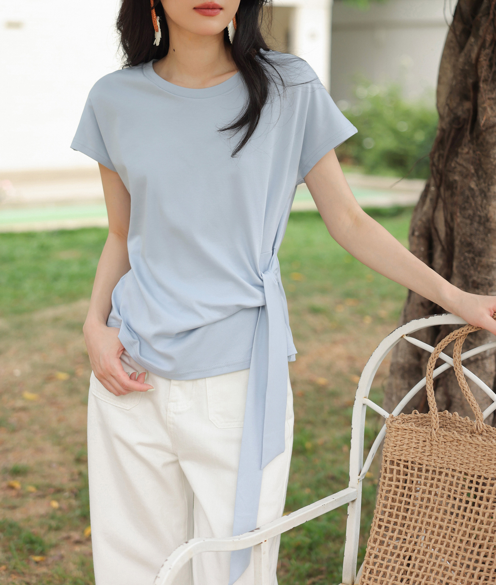 Áo thun nữ thiết kế thắt lưng bất quy tắc tay ngắn — màu xanh nhạt