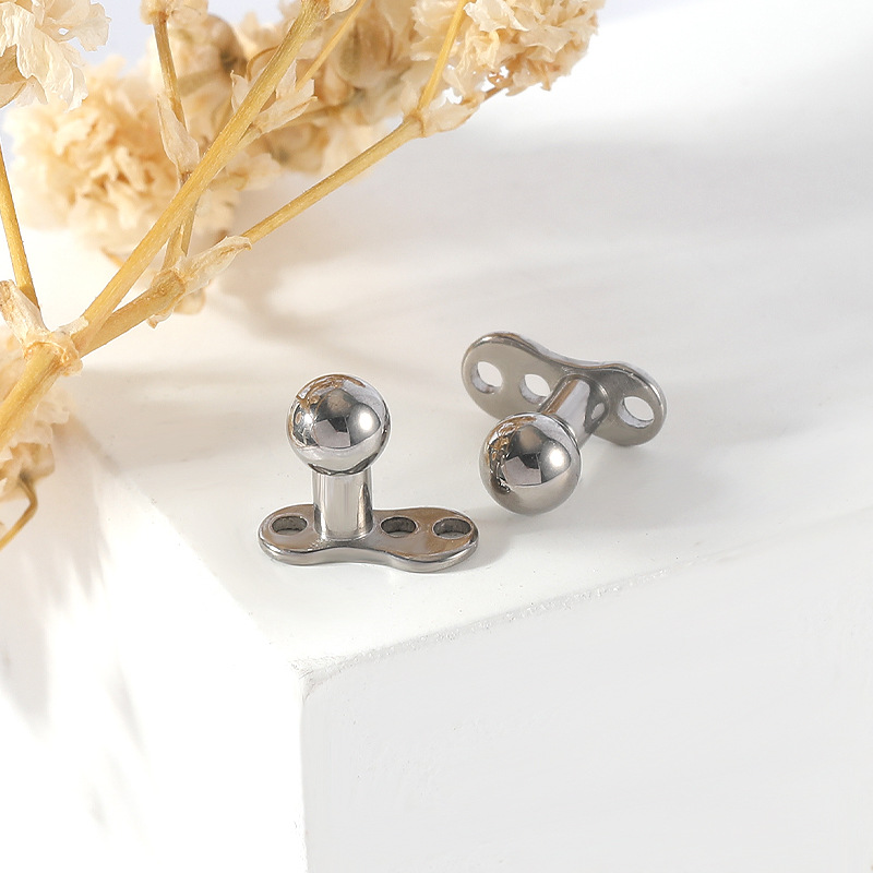 16G labret stud size and finish detail