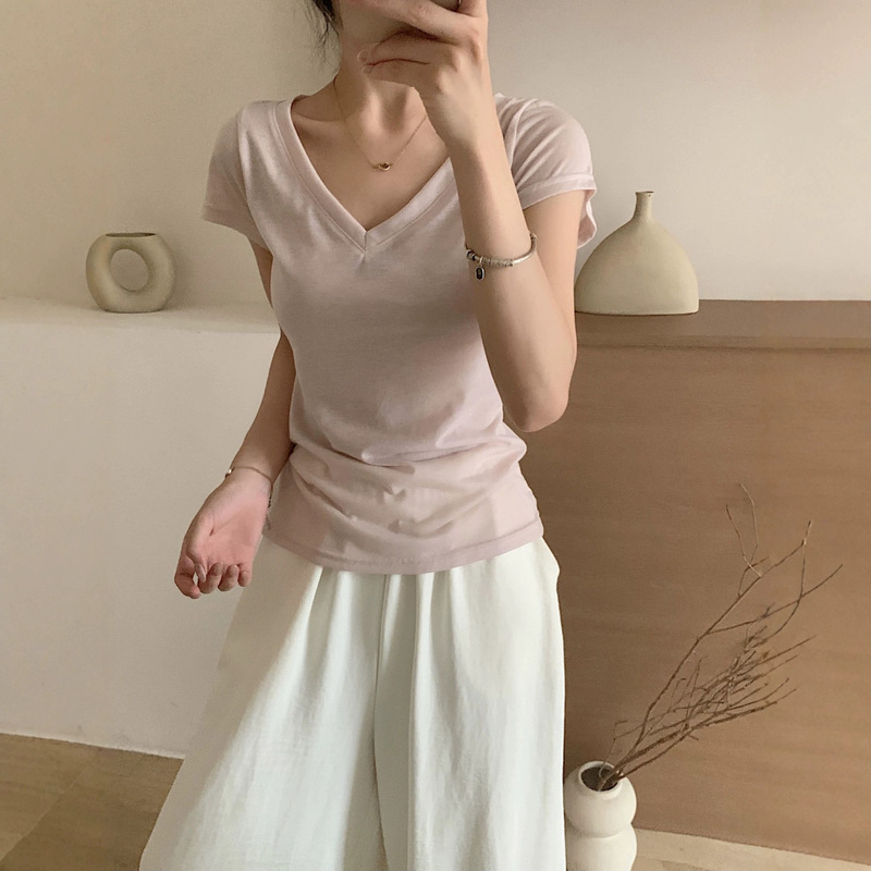 Real shot of the 2026 summer new V-neck short-sleeve T-shirt for women, simple and versatile, slim-fit, slightly sheer, waist-cinching top