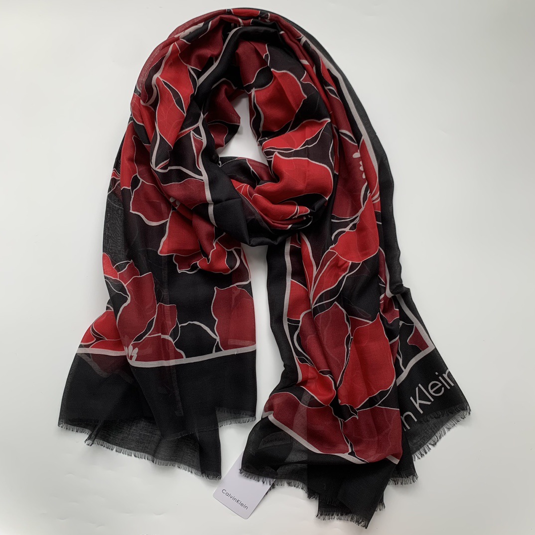 검은 바탕에 붉은 꽃