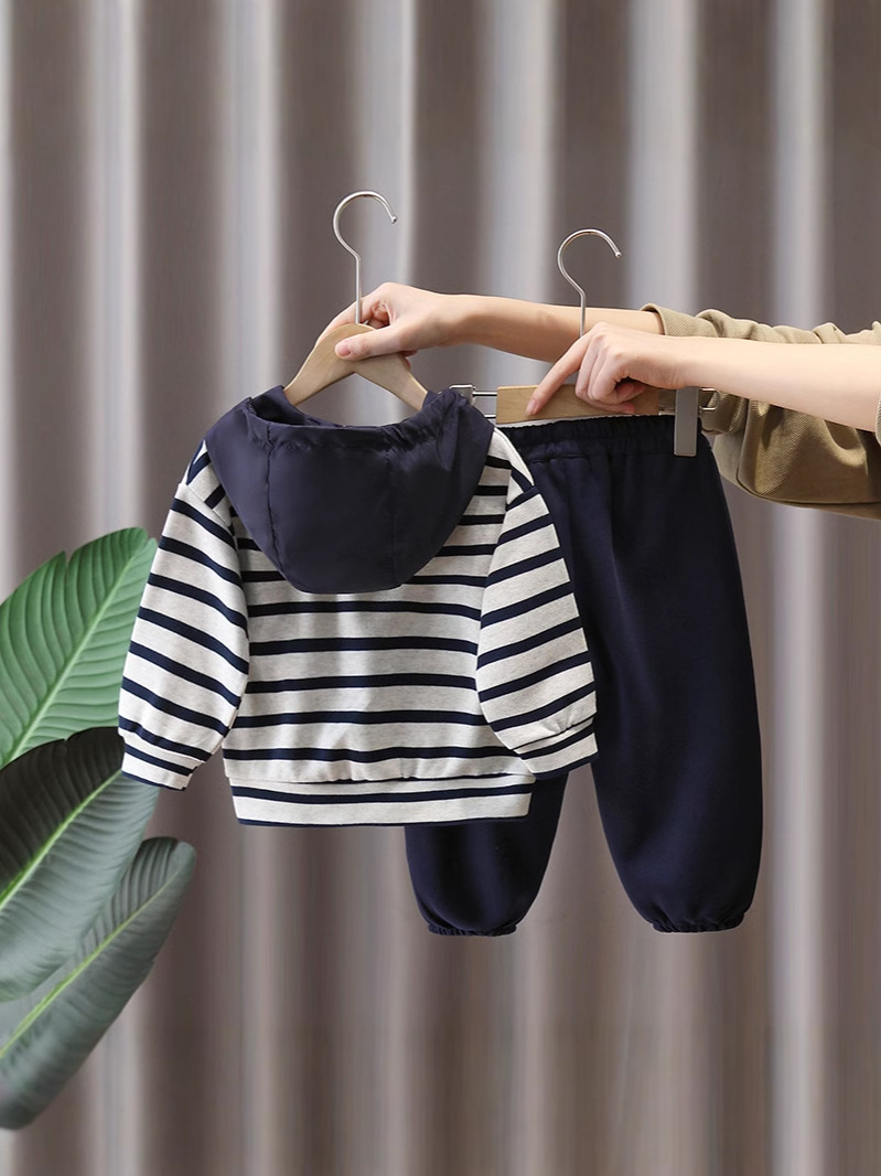 7841 traje de primavera para niños suéter a rayas con capucha para niños primavera y otoño traje coreano de dos piezas de celebridades de Internet 2025 nuevo