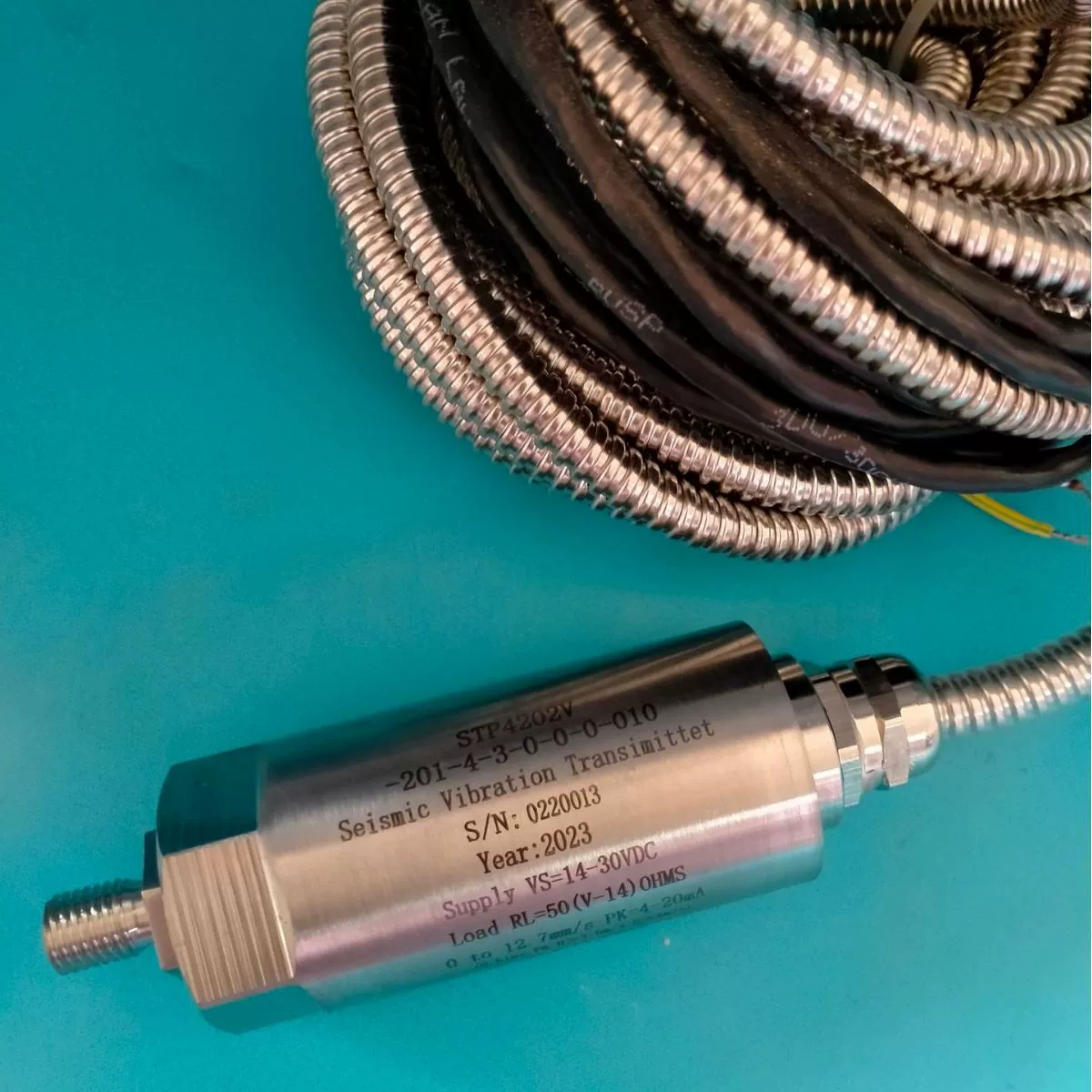 Вибрационный датчик STP4202V со встроенным преобразователем вибрации