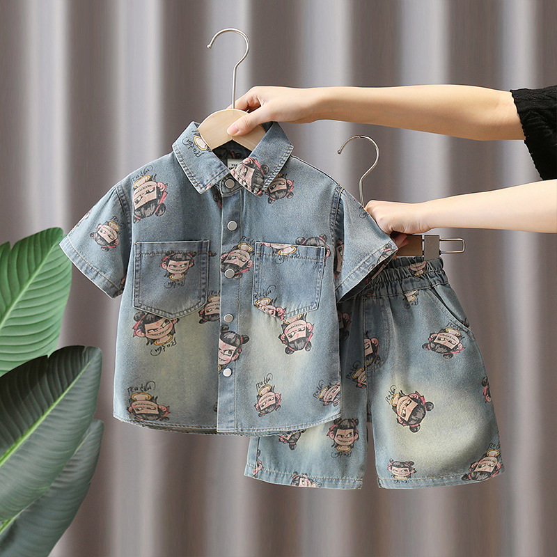 7426 Traje de camisa de mezclilla para niños 2025 Nuevo verano Super guapo Nezha Ropa para niños Estilo occidental Manga corta coreana