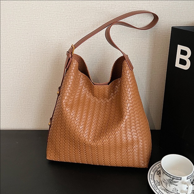 2025 otoño y invierno nueva moda moda bolsas de balde de alta calidad para mujeres bolsas de hombro de moda casuales de gran capacidad