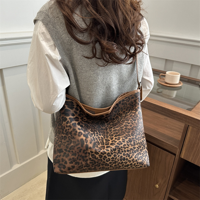 Bolso de moda de gran capacidad 2024, nuevo estilo coreano leopardo mochila retro ocio viaje bolsa de hombro