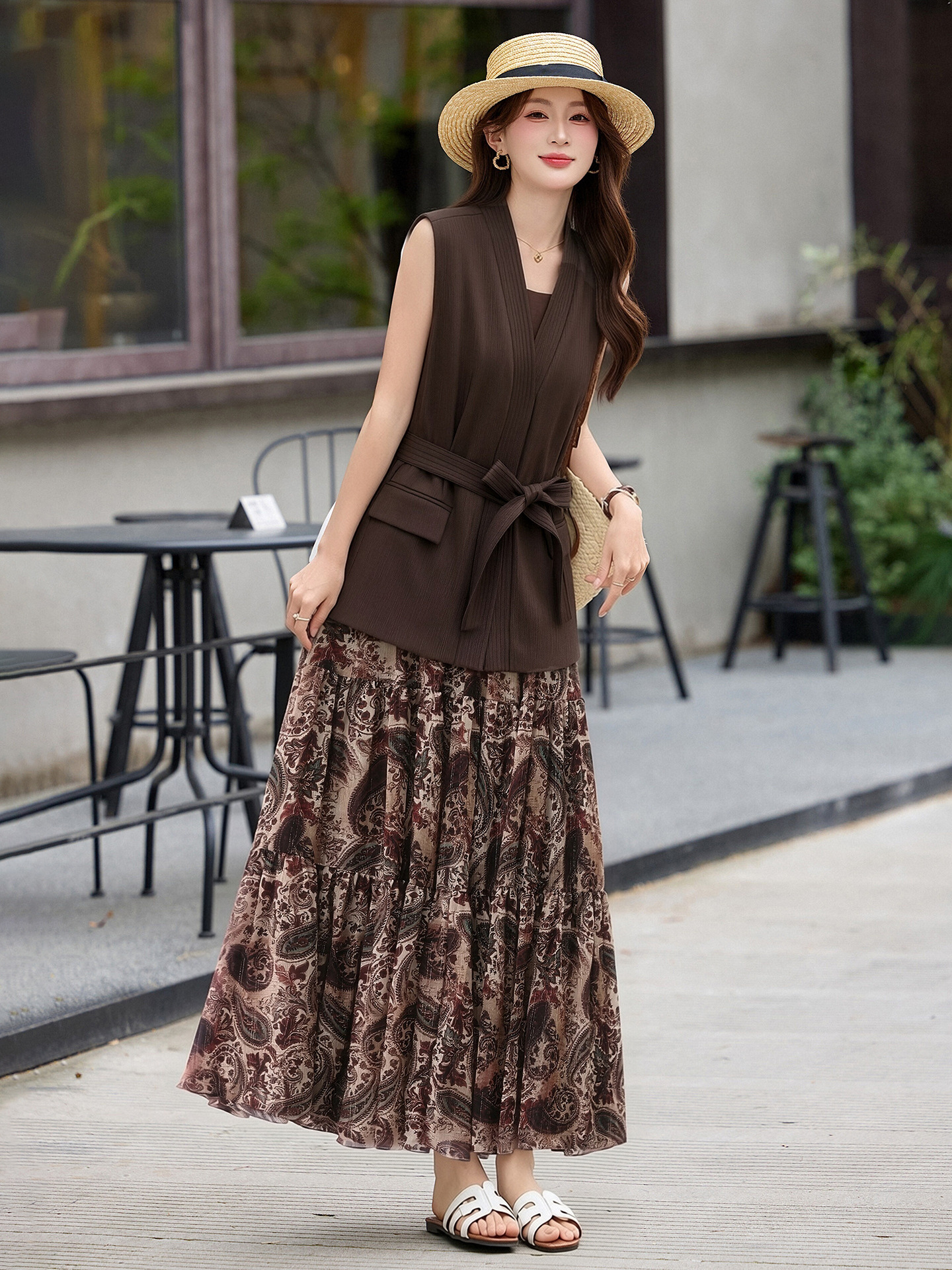Bộ váy hai mảnh gồm áo vest không tay cổ V và chân váy midi họa tiết hoa, phong cách kỳ nghỉ — màu trắng, màu kaki, màu cà phê