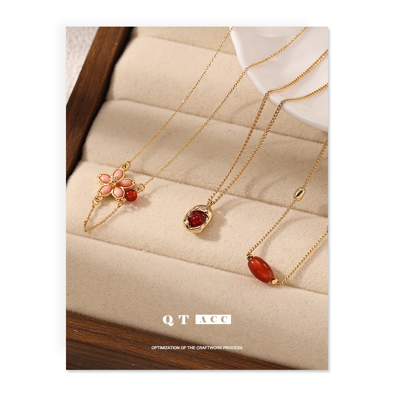 Elegante colgante de ágata rojo para mujeres simple estilo retro otoño y invierno estilo de calidad cadena de clavícula ligera lujoso nicho sentido de alta calidad