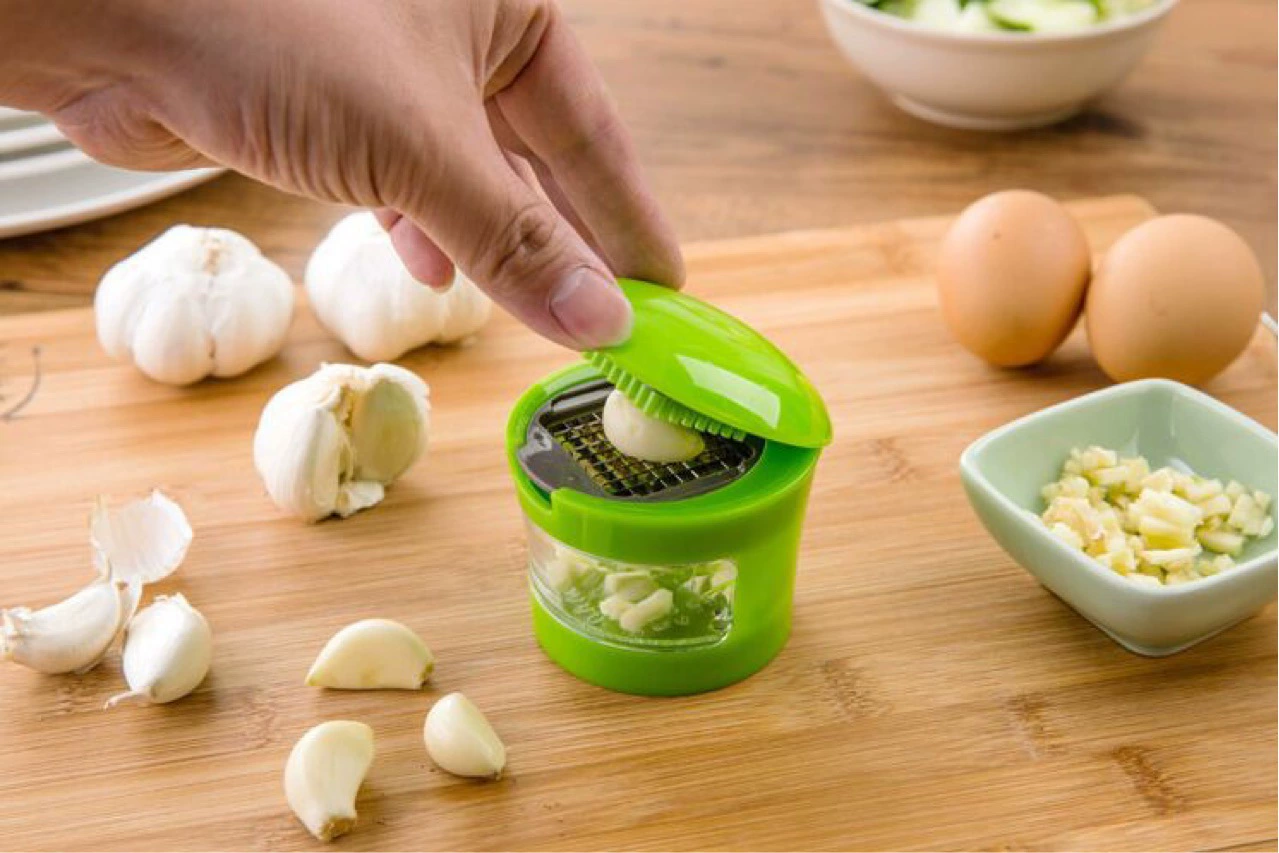 Mini garlic masher, garlic press, 2in1 garlic press, seasoning, mini garlic smashing, labor-saving garlic smashing artifact, peeling garlic