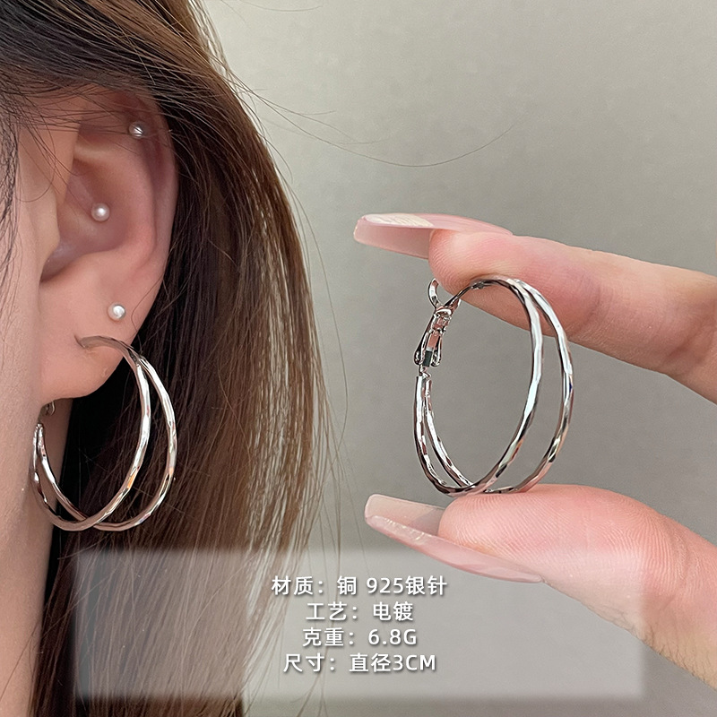 2025 nuevo estilo verano de moda anillo plateado círculo negro círculo fino temperamento europeo y americano aretes dorados de todo fósforo