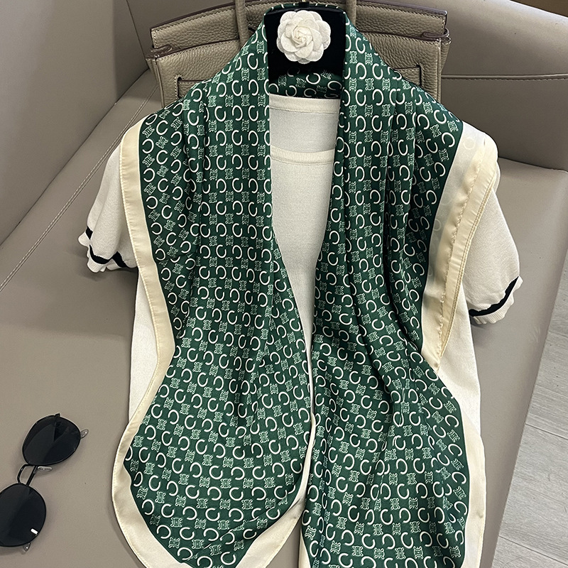 녹색 배경 흰색 C