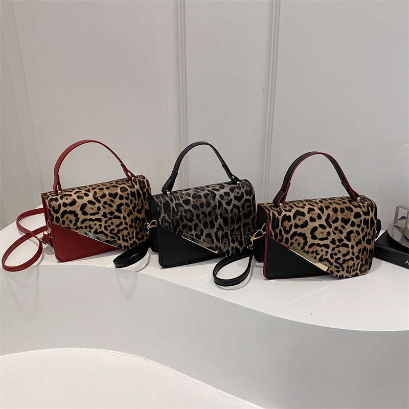 Niche Zhong bajo la axila bolsa de mujer de gran capacidad 2025 nuevo nicho de primavera estampado leopardo retro moda empalme bolso cuadrado