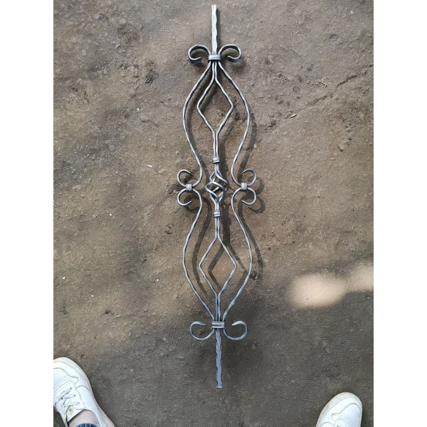 供应  生产铁艺楼梯花,门花，窗花，金属配件 锻打立柱