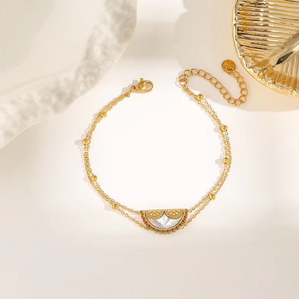 Pulsera de trébol de acero titanium vendedora caliente transfronteriza europea y americana con incrustaciones de concha pulsera colgante pulsera de diseño avanzado sin desvanecimiento al por mayor