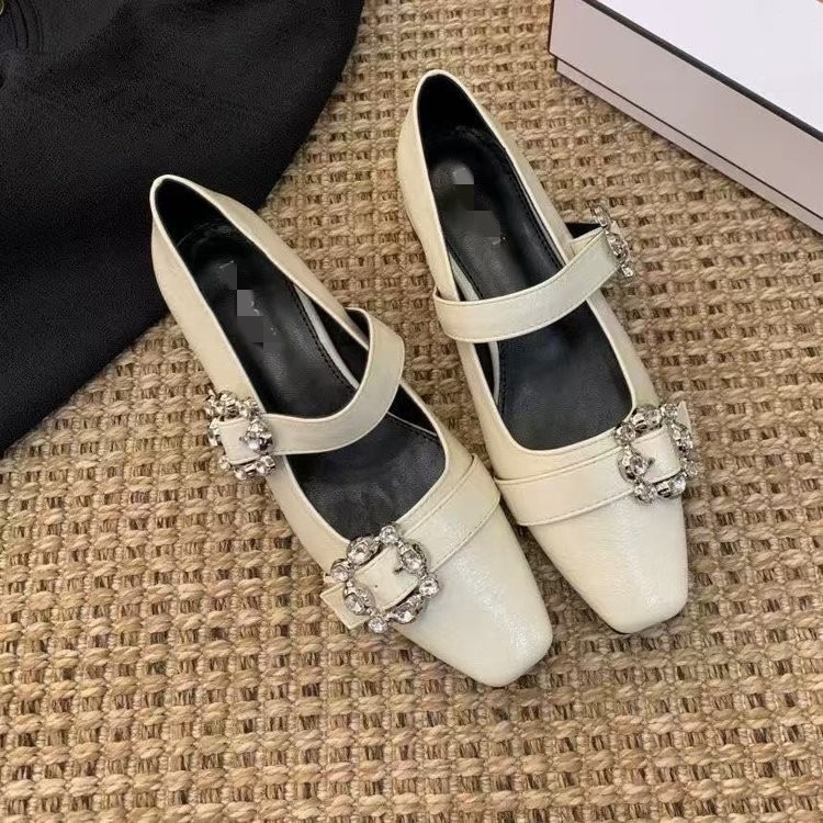 Zapatos franceses de diamante Marie Jean 2026 nuevo verano una palabra zapatos de una sola palabra temperamento versátil zapatos super hadas zapatos de una sola boca superficial zapatos