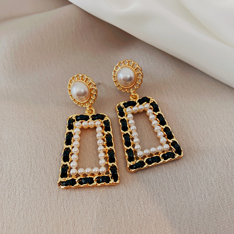 Pendientes geométricos con pliegues irregulares con cuentas de vidrio con aguja de plata Pendientes de alta calidad de temperamento negro Pendientes ligeros de lujo