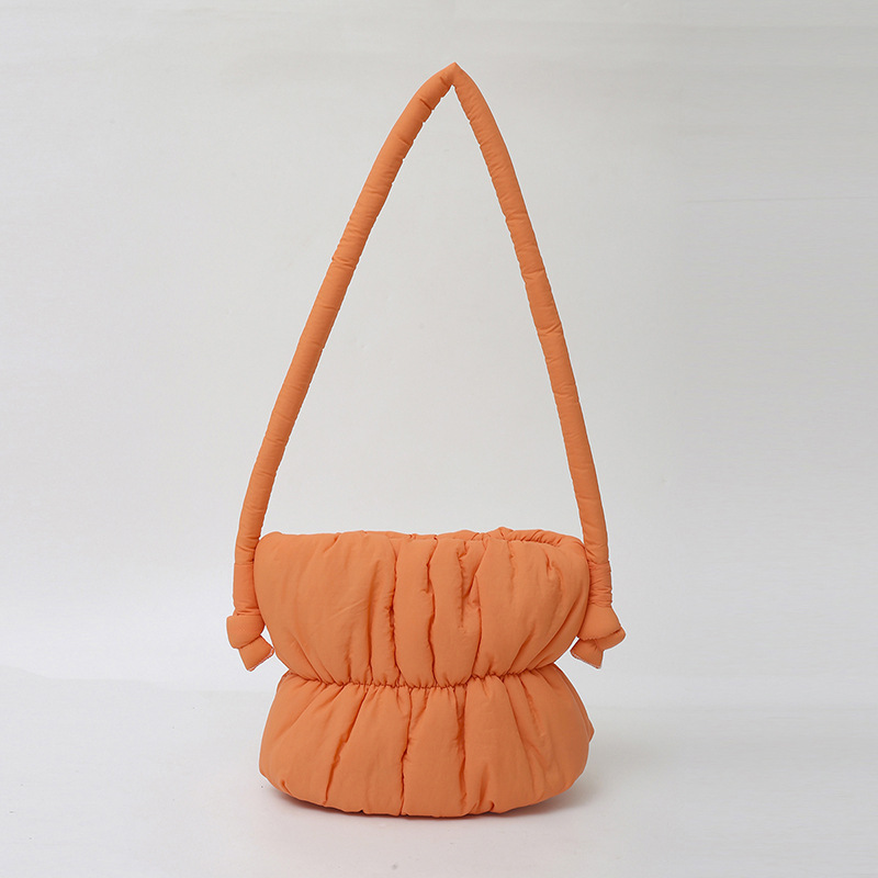 Nicho de diseño bolso de pluma, moda debajo de las axilas bolso de cubo de agua de poliestireno, bolso de algodón de nylon de mujer, bolso de hombro plegado de moda