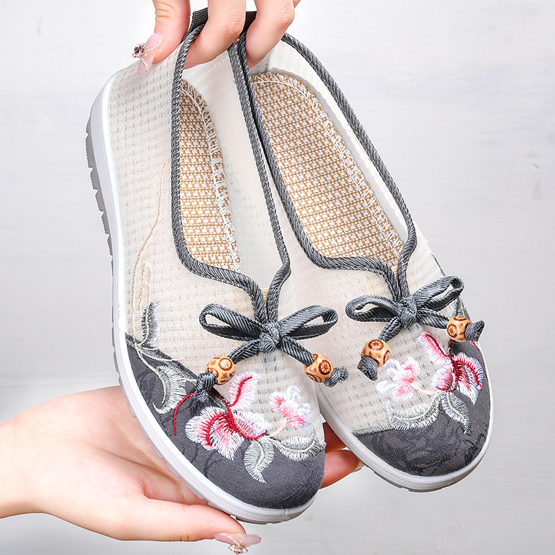 평바닥 자수화 2026 봄 신상품 낡은 베이징 천신발 여성 캐주얼화 얕은 입구 중년 엄마 신발