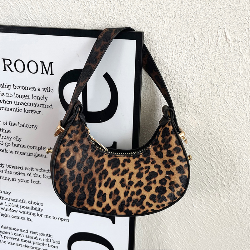 Bolso pequeño para mujeres 2026 nuevo nicho de diseño de tendencia de verano personalidad moda moda moda popular bolso de media luna de hombro bolso axilar