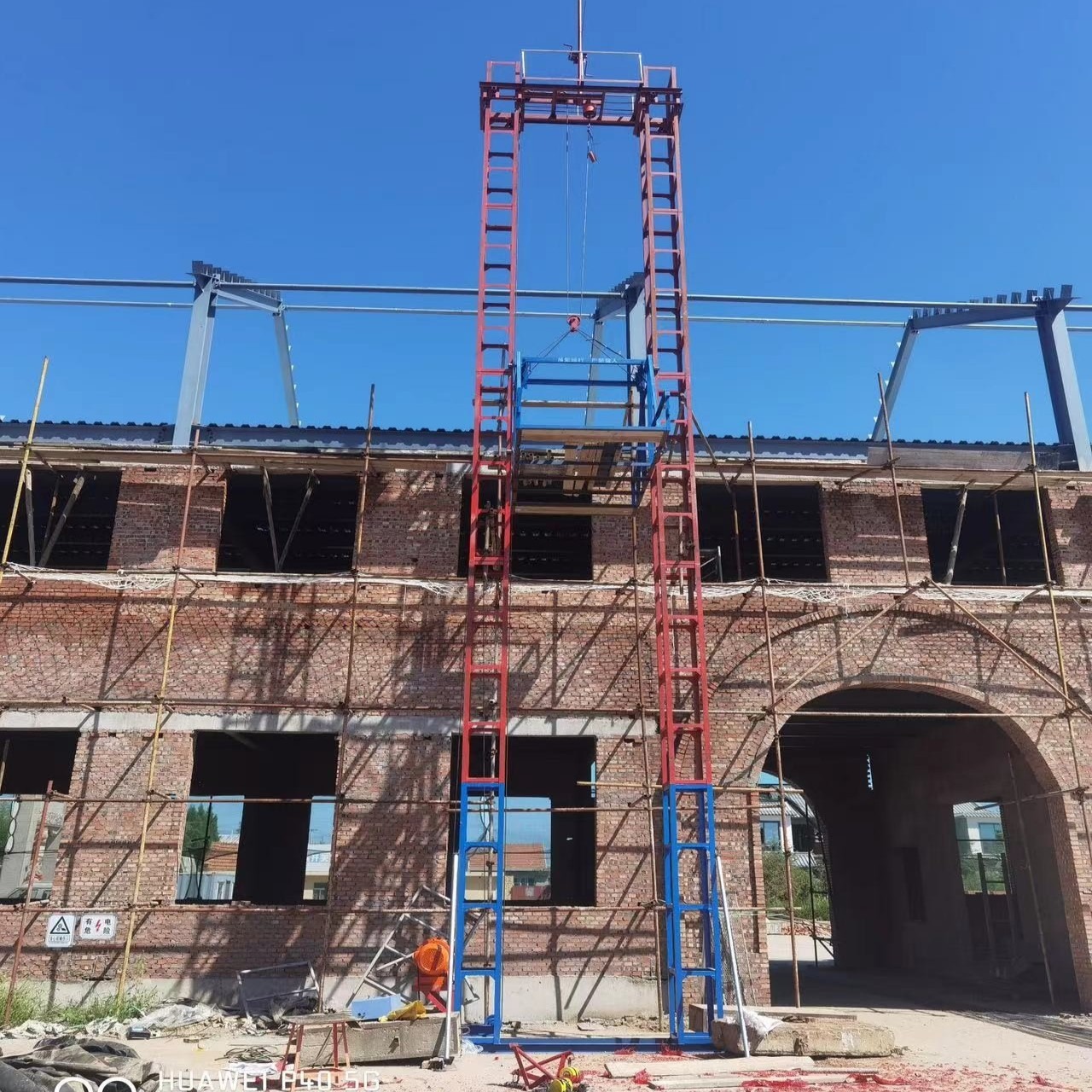 2024货用施工升降机 单柱双笼工地施工升降机盖楼房升降机龙门架