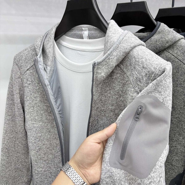 Inner jacket upgraded to a warm outerwear piece for autumn and winter, designed for layering, windproof, with a 3D hood, mountain-style knitted cardigan, and a versatile, stand-up collar Inner jacket upgraded to a warm outerwear piece for autumn and winter, designed for layering, windproof, with a 3D hood, mountain-style knitted cardigan, and a versatile, stand-up collar