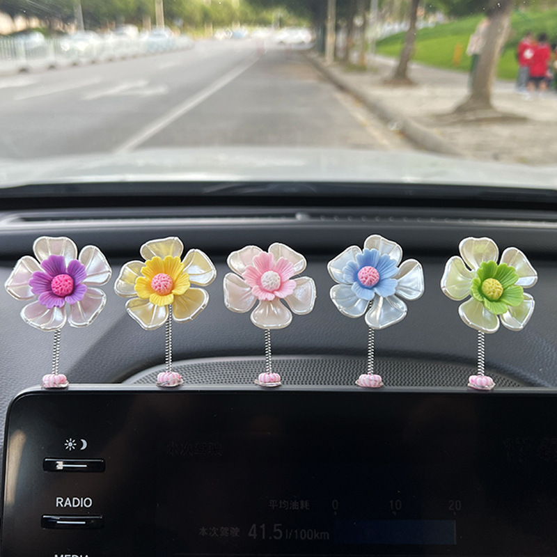 Coche sacudiendo la cabeza, pequeños pétalos, adornos, tablero, interior del coche, lindo conejito, accesorios para el coche, rojo