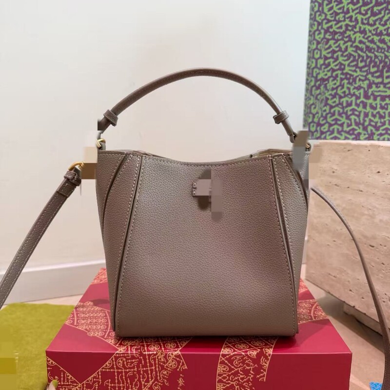 2026T Factory Wholesale New Autumn/Winter Cowhide Single-Shoulder Crossbody Convertible Bucket Navy Blue Women's Bag 2026T Factory Wholesale New Autumn/Winter Cowhide Single-Shoulder Crossbody Convertible Bucket Navy Blue Women's Bag