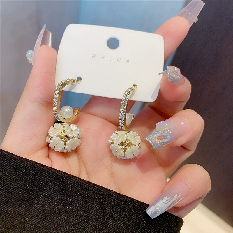 Корейские милые и элегантные серьги - стиль light luxury с микрорельефом, капельки-цветы из жемчуга