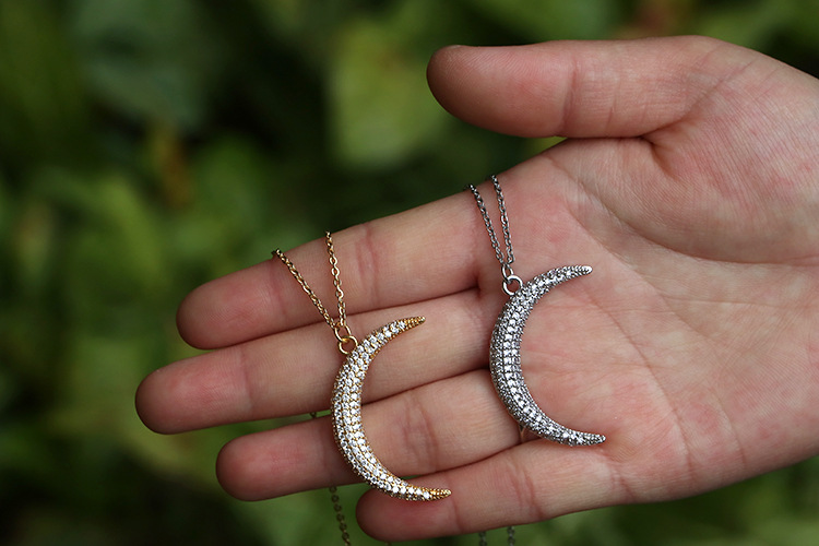 Unisex Gender Retro Crescent Moon-shaped Pendant Clavicle Chain Wholesale