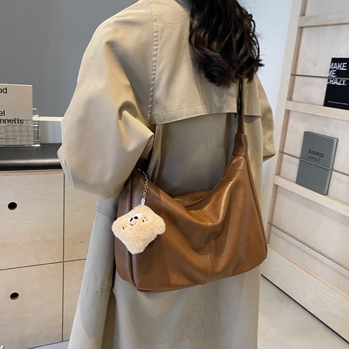 Large-capacity bag for women 2024 new spring and summer retro crossbody tote bag versatile soft leather shoulder class commuter bag