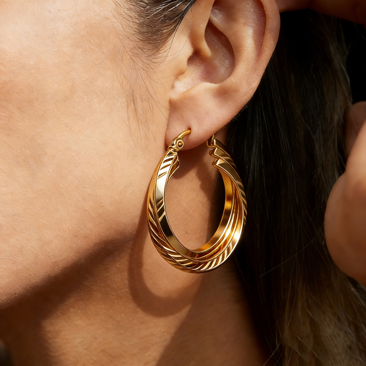 Terna Europa y los Estados Unidos nuevos pernos de acero inoxidable de acero titanio ligero de lujo 18K pernos de orejas explosivos transfronterizos joyas mujeres al por mayor image 1
