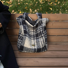 2025秋冬新款毛绒托特包竖条纹布袋英伦格纹单肩包大容量双面背包