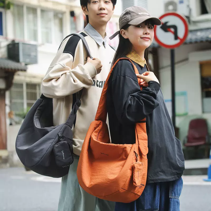 韩版单肩饺子包女尼龙包大容量纯色斜跨包宽肩带百搭学生简约女包