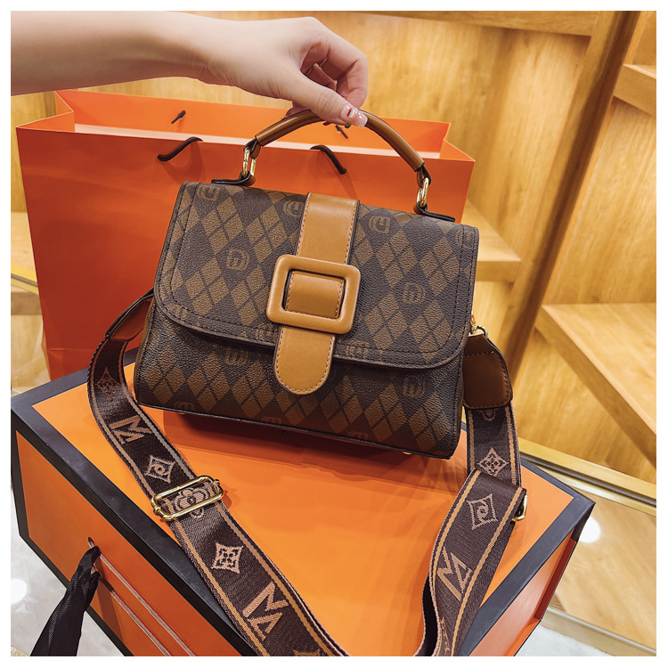 French niche design women's 2023 new fashion printed portable small square broadband one shoulder crossbody bag_voghion.com