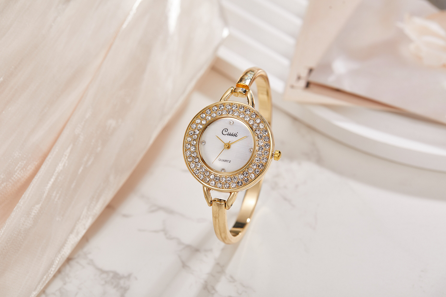 Orologio da donna elegante con bracciale traforato alla moda_voghion.com