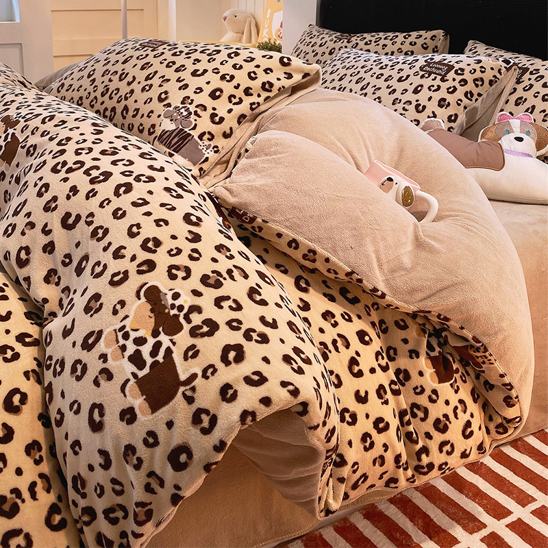 Cama de terciopelo de leche de cuatro piezas conjunto de 2025 coral terciopelo de coral sábanas calentadoras gruesas cubierta de edredón de cama de tres piezas conjunto de ropa de cama