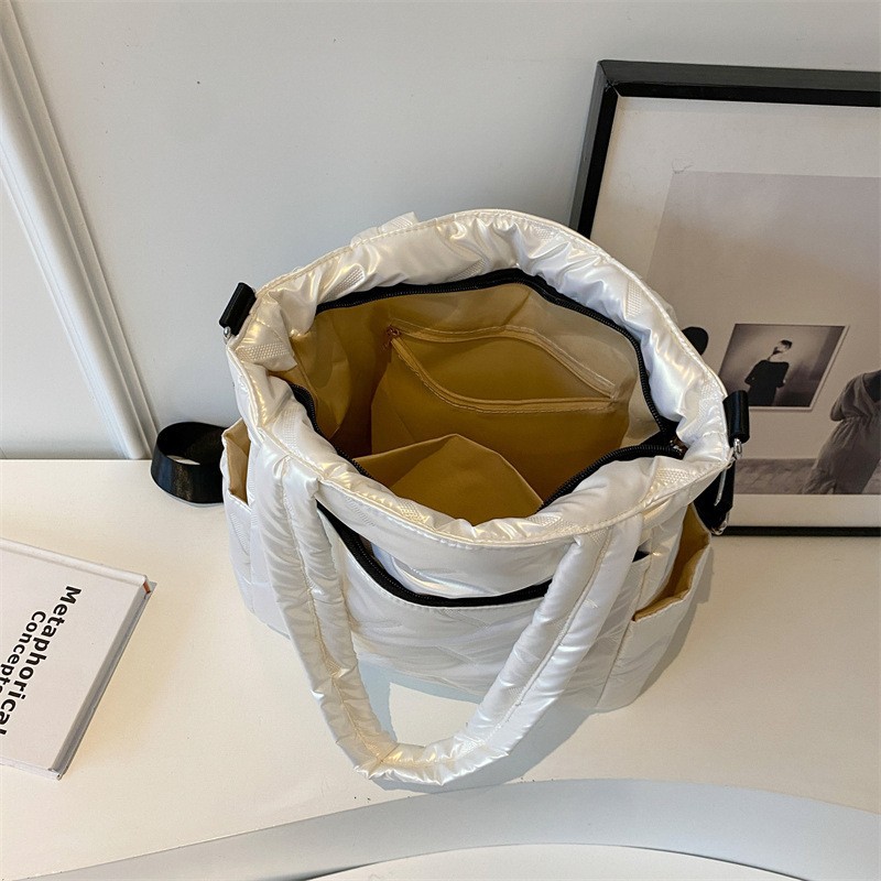 Gran capacidad abajo bolsa para mujeres 2024 nueva bolsa de hombro casual simple versátil bolsa de viaje bolsa de mensajero portátil