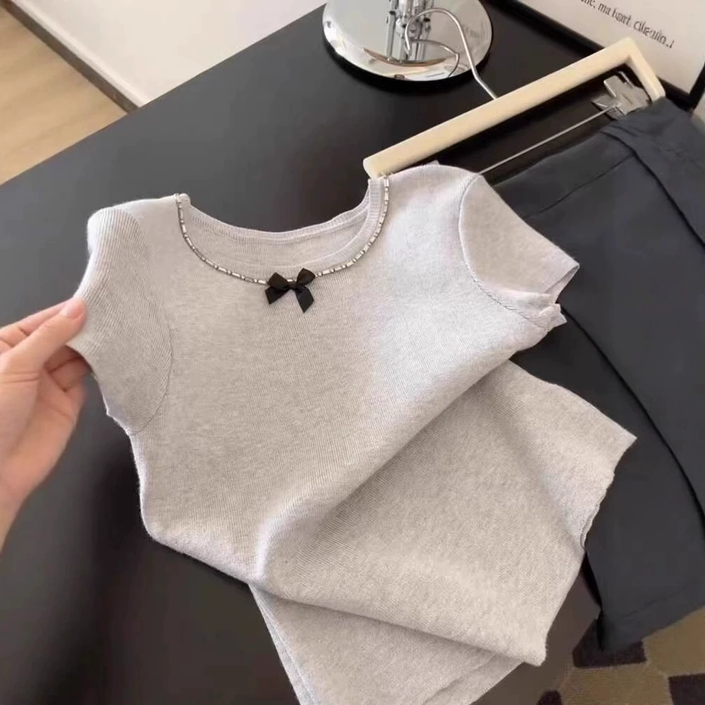 Французская высококачественная маленькая ароматная серая женская футболка с короткими рукавами на правое плечо, летний тонкий дизайнерский вязаный топ