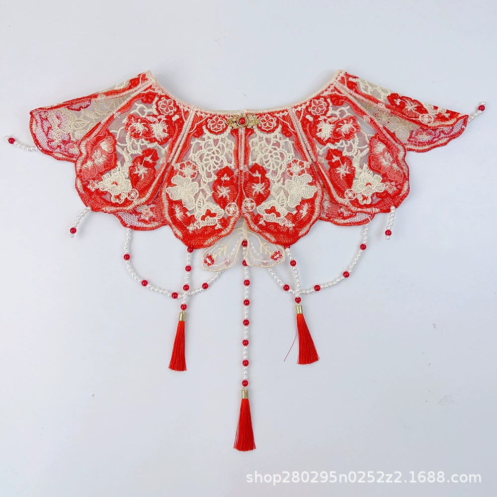 Красная кружевная вуаль с вышивкой облачного плеча невеста возвращается к двери