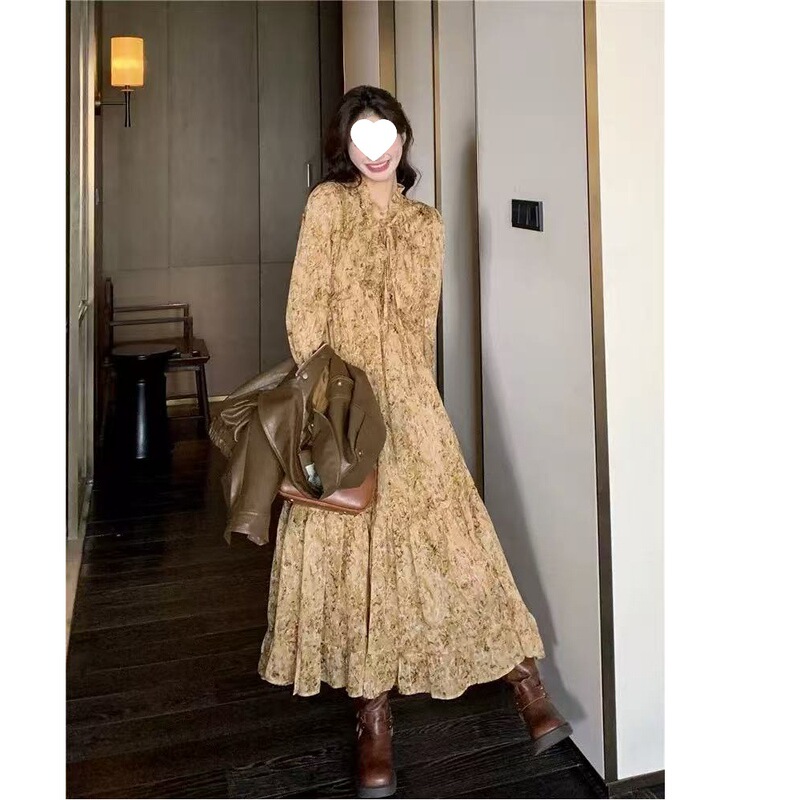 French-Style Long-Sleeve Floral Dress for Women, 2025 Spring and Autumn New Model, High-End Slimming V-Neck Vintage Bellflower Dress with Ruffled Edges