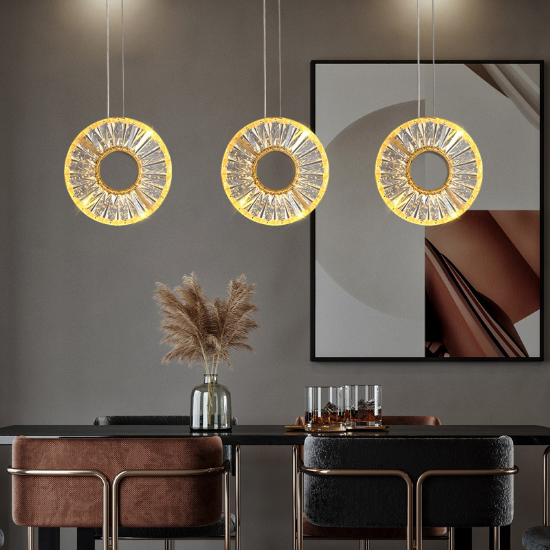 Ligero y simple nuevo lujo de alta gama atmósfera de una sola cabeza 2025 candelabro creativo OVNI personalidad moderna