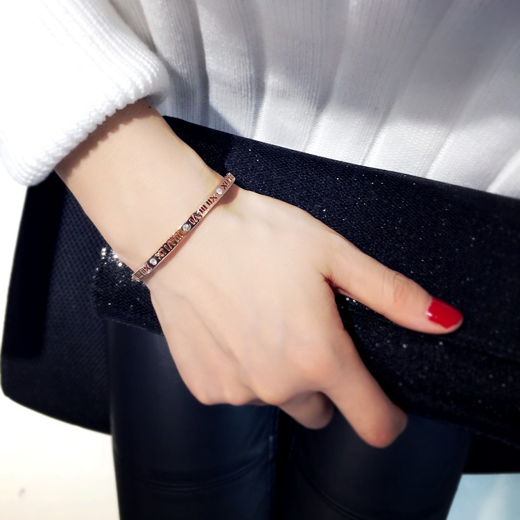 Braccialetto leggero di lusso in oro rosa con numeri romani per donna, anti-scolorimento, bocca mobile, incisione, regalo per San Valentino_voghion.com