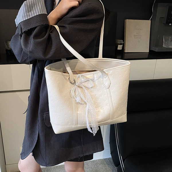 Молочно-белый