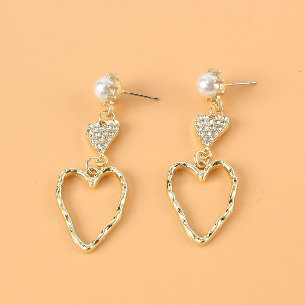 Retro Alloy Inlaid Pearl Diamond Heart-shaped Earrings display picture 4